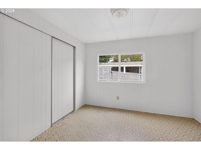 1400 CANDLELIGHT Dr 104, Eugene, OR 97402
