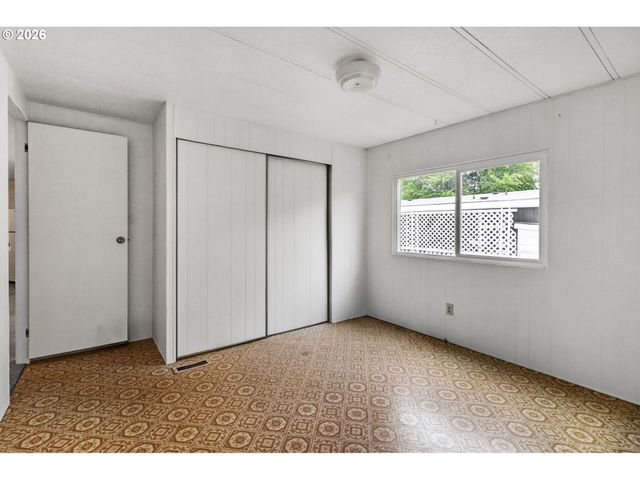 1400 CANDLELIGHT Dr 104, Eugene, OR 97402