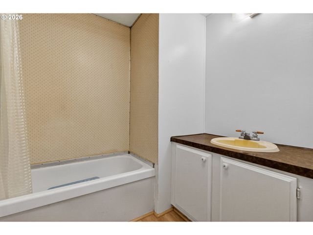 1400 CANDLELIGHT Dr 104, Eugene, OR 97402