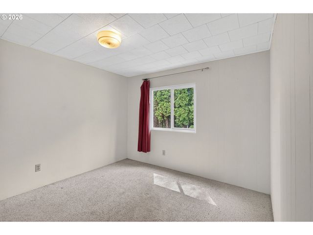 1400 CANDLELIGHT Dr 104, Eugene, OR 97402
