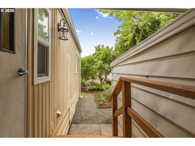 1400 CANDLELIGHT Dr 104, Eugene, OR 97402
