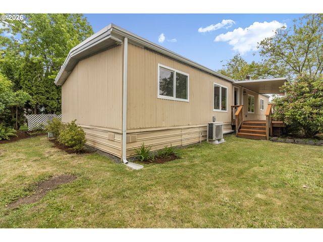1400 CANDLELIGHT Dr 104, Eugene, OR 97402