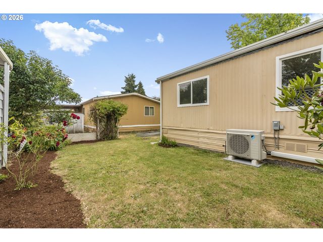 1400 CANDLELIGHT Dr 104, Eugene, OR 97402