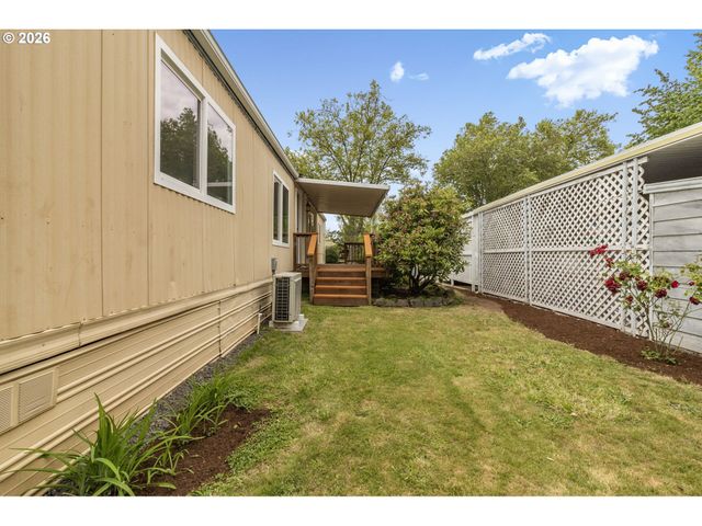 1400 CANDLELIGHT Dr 104, Eugene, OR 97402