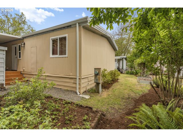 1400 CANDLELIGHT Dr 104, Eugene, OR 97402
