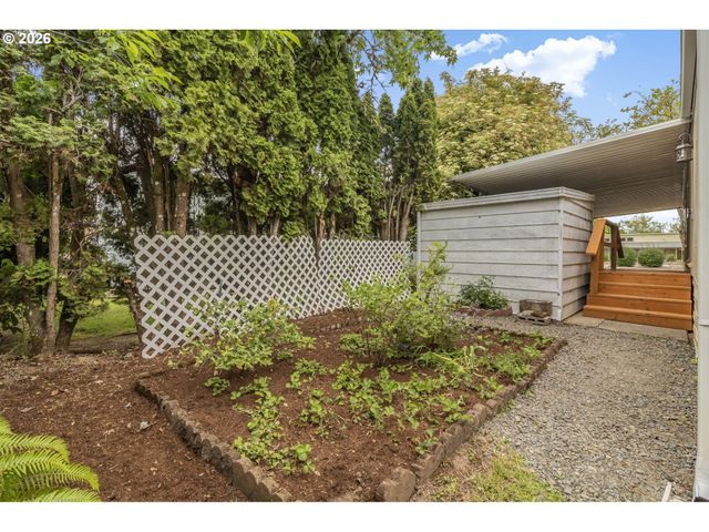 1400 CANDLELIGHT Dr 104, Eugene, OR 97402