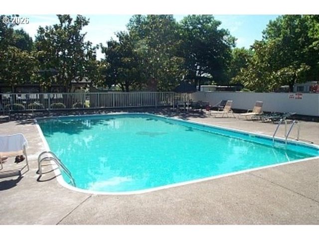 1400 CANDLELIGHT Dr 104, Eugene, OR 97402