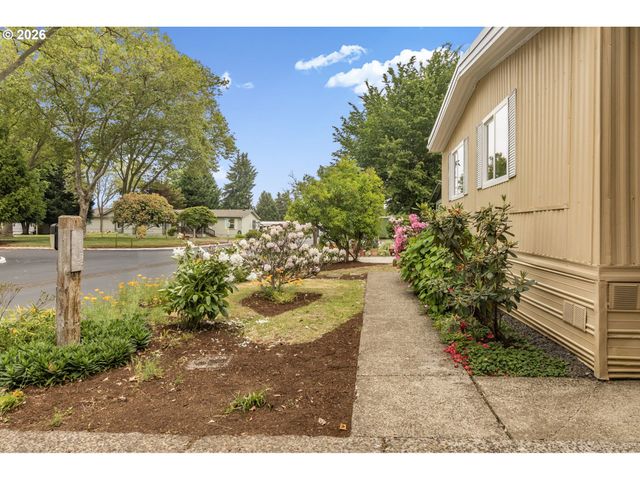 1400 CANDLELIGHT Dr 104, Eugene, OR 97402