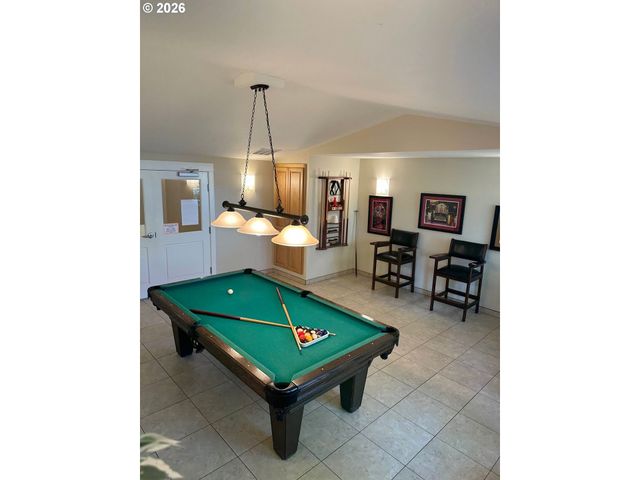 1400 CANDLELIGHT Dr 104, Eugene, OR 97402