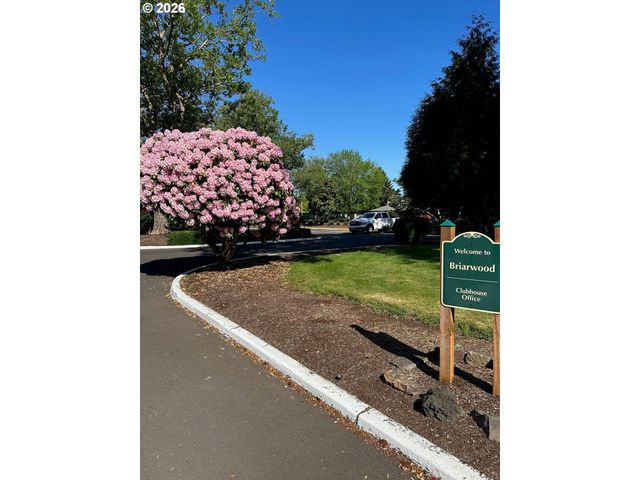 1400 CANDLELIGHT Dr 104, Eugene, OR 97402
