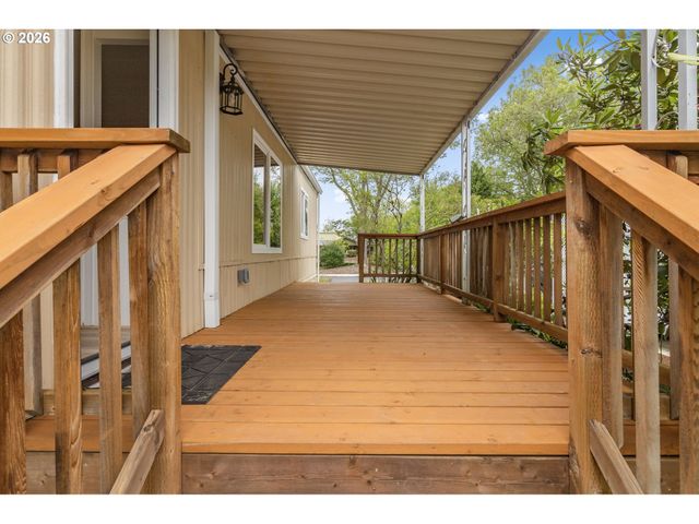 1400 CANDLELIGHT Dr 104, Eugene, OR 97402
