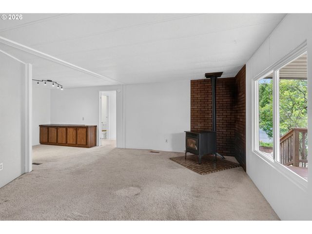 1400 CANDLELIGHT Dr 104, Eugene, OR 97402