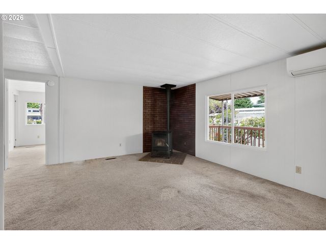 1400 CANDLELIGHT Dr 104, Eugene, OR 97402