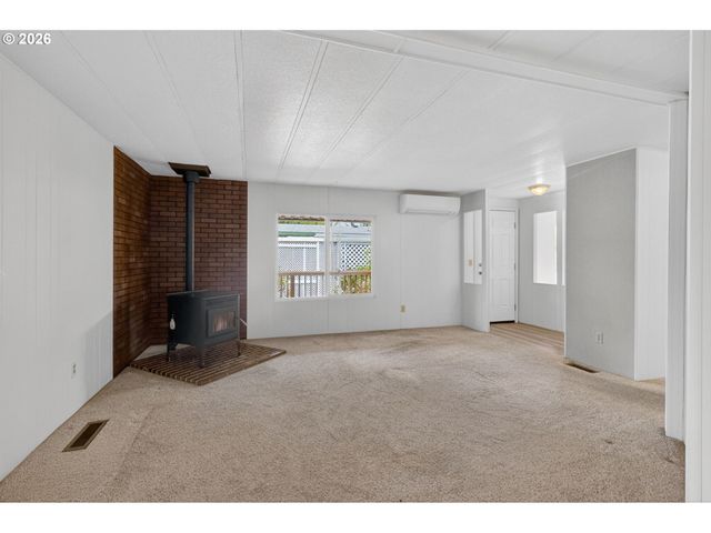 1400 CANDLELIGHT Dr 104, Eugene, OR 97402