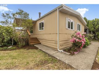 1400 CANDLELIGHT Dr 104, Eugene, OR 97402