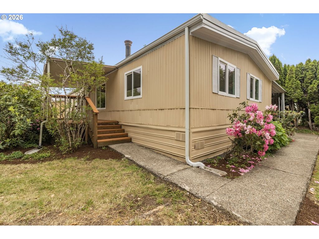 1400 CANDLELIGHT Dr 104, Eugene, OR 97402