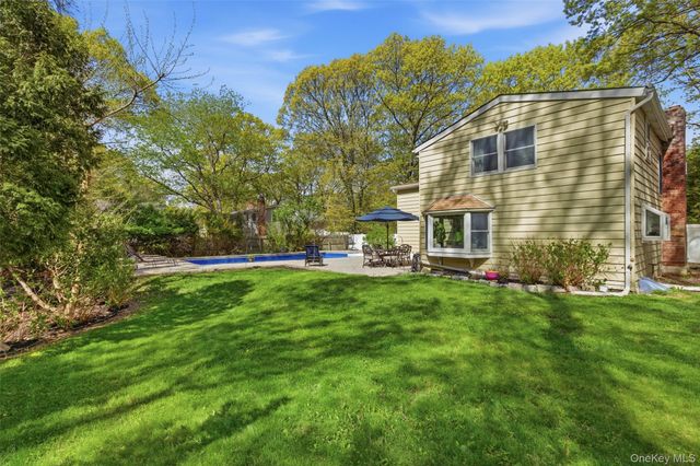 26 Woodchuck Lane, East Setauket, NY 11733