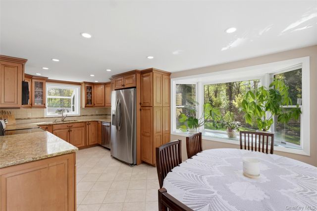 26 Woodchuck Lane, East Setauket, NY 11733