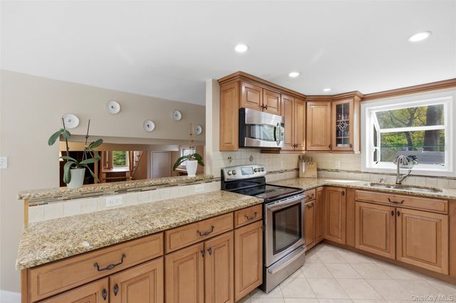 26 Woodchuck Lane, East Setauket, NY 11733
