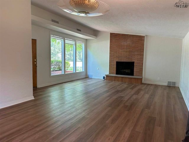 2400 MARTIN STREET, Wichita Falls, TX 76308