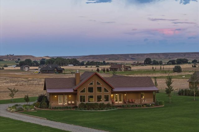 17 Patriot Dr, Cody, WY 82414