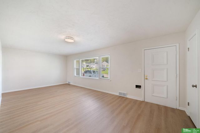 5424 Northwest Drive, Omaha, NE 68104