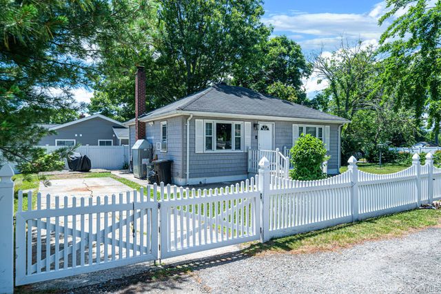 14 Pinelawn Avenue, Farmingville, NY 11738