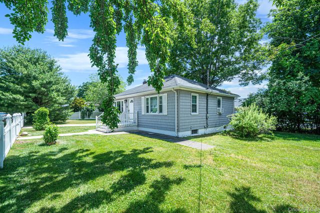14 Pinelawn Avenue, Farmingville, NY 11738