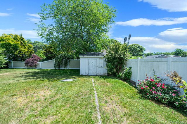 14 Pinelawn Avenue, Farmingville, NY 11738
