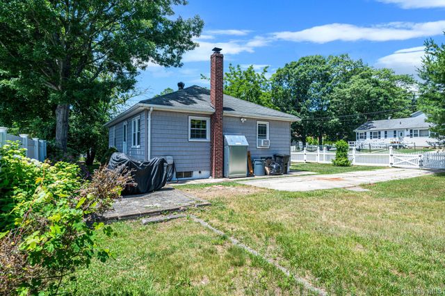 14 Pinelawn Avenue, Farmingville, NY 11738
