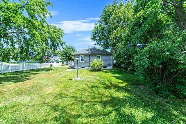 14 Pinelawn Avenue, Farmingville, NY 11738