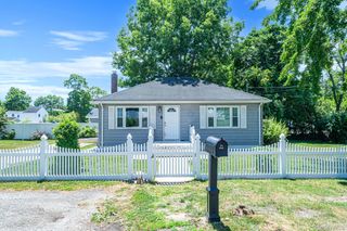 14 Pinelawn Avenue, Farmingville, NY 11738