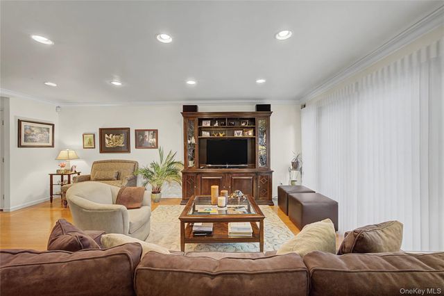 84 Aspen Drive W, Woodbury, NY 11797