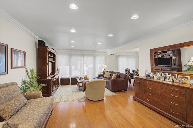 84 Aspen Drive W, Woodbury, NY 11797