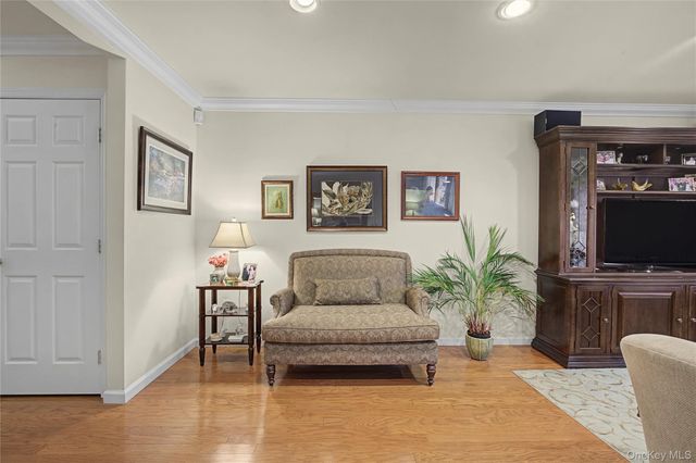 84 Aspen Drive W, Woodbury, NY 11797