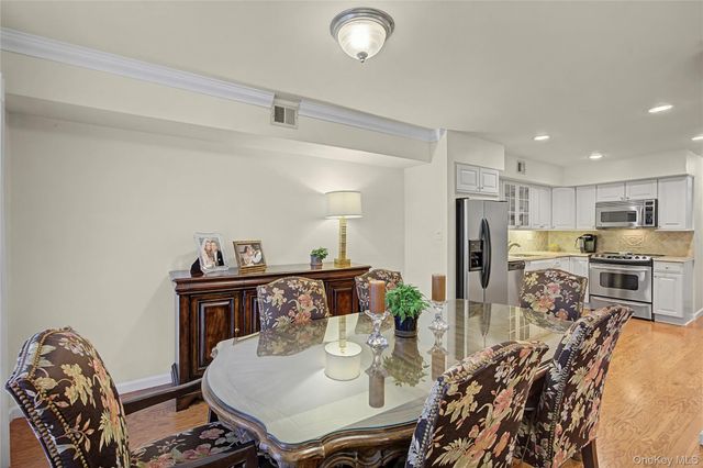 84 Aspen Drive W, Woodbury, NY 11797