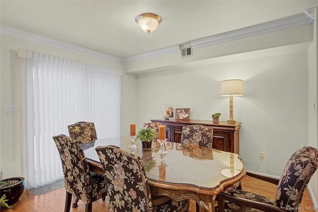 84 Aspen Drive W, Woodbury, NY 11797