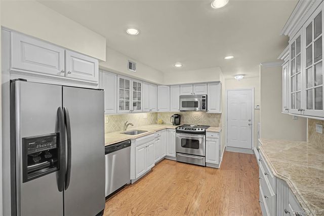 84 Aspen Drive W, Woodbury, NY 11797