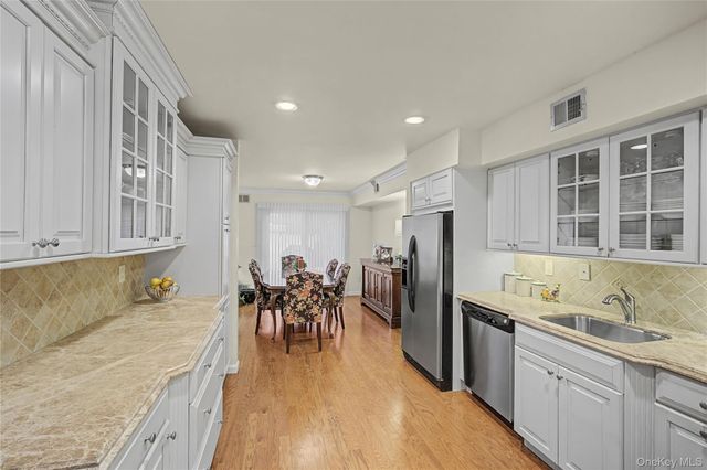 84 Aspen Drive W, Woodbury, NY 11797