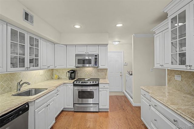 84 Aspen Drive W, Woodbury, NY 11797