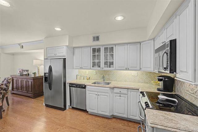 84 Aspen Drive W, Woodbury, NY 11797