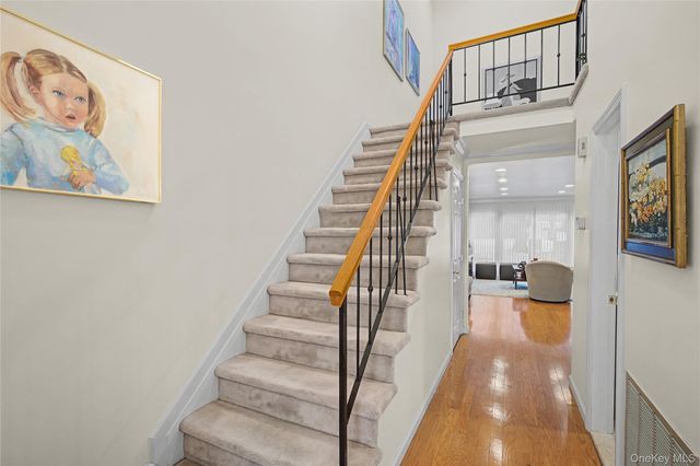 84 Aspen Drive W, Woodbury, NY 11797