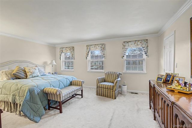 84 Aspen Drive W, Woodbury, NY 11797