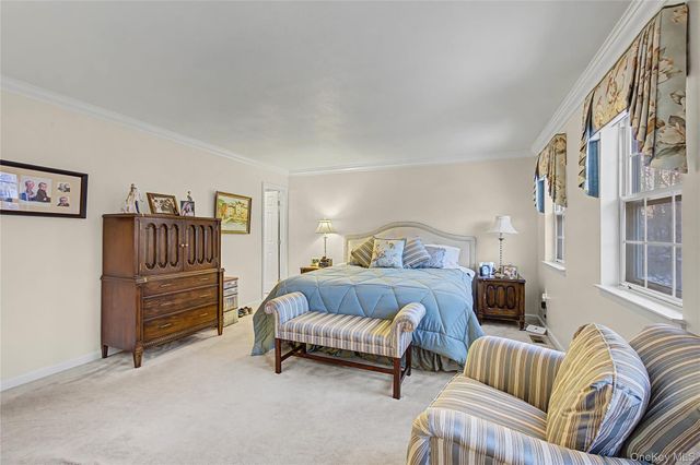 84 Aspen Drive W, Woodbury, NY 11797