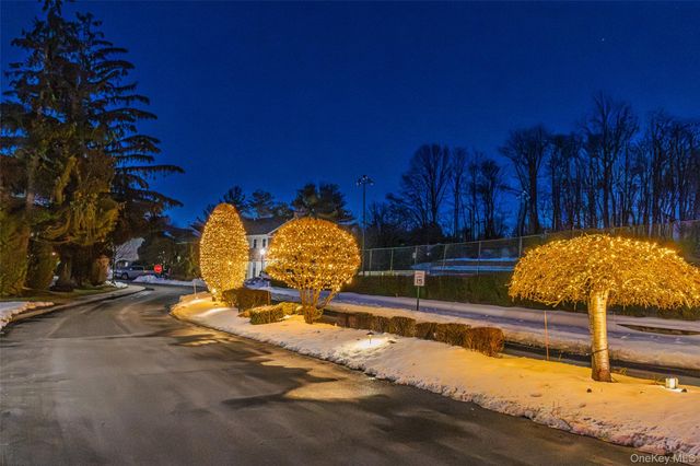 84 Aspen Drive W, Woodbury, NY 11797