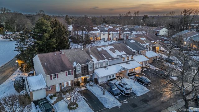 84 Aspen Drive W, Woodbury, NY 11797