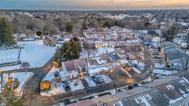 84 Aspen Drive W, Woodbury, NY 11797