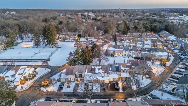 84 Aspen Drive W, Woodbury, NY 11797