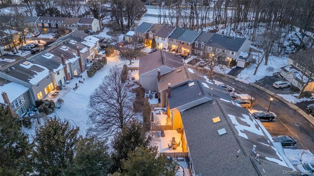 84 Aspen Drive W, Woodbury, NY 11797