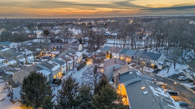 84 Aspen Drive W, Woodbury, NY 11797